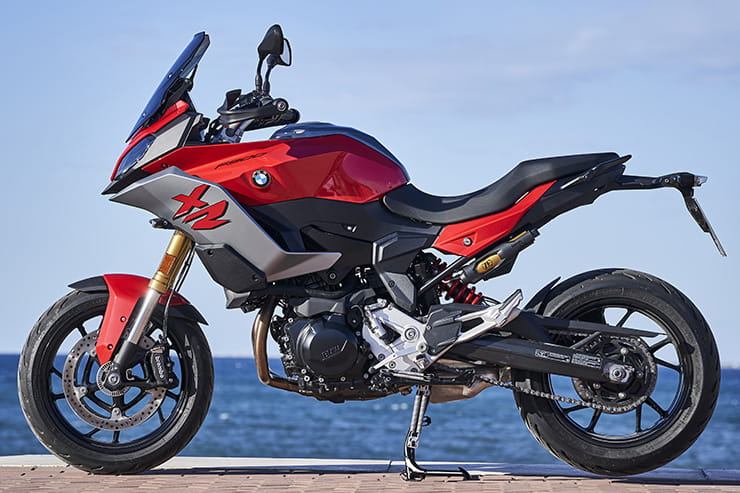Full review of the 2020 BMW F900XR – can this new parallel twin compete with the Yamaha Tracer 900 or Triumph Tiger 900. Price vs performance…