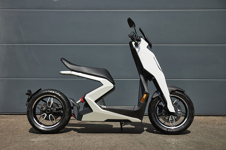 Zapp i300 electric scooter debuts at Goodwood_01