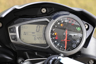 Older generation instrument display of the Speed Triple R