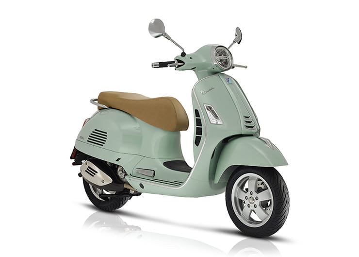 Vespa GTS300 HPE - Top 10 300-400cc scooters for 2019
