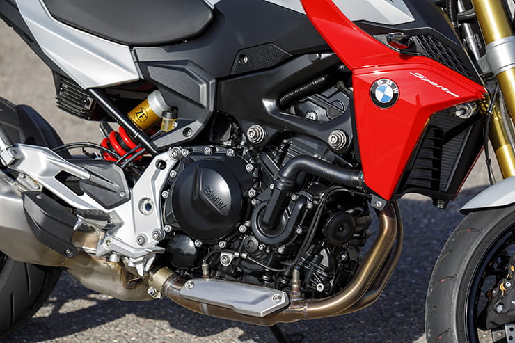 Full review of the new 2020 BMW F900R, the naked roadster that the Germans hope will win over buyers of Yamaha’s hugely successful MT-09…