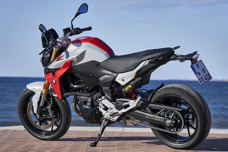 Full review of the new 2020 BMW F900R, the naked roadster that the Germans hope will win over buyers of Yamaha’s hugely successful MT-09…