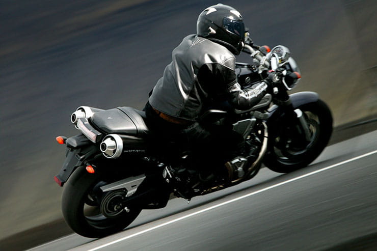 Yamaha MT-01 2005 2010 Review Used Price Spec_07