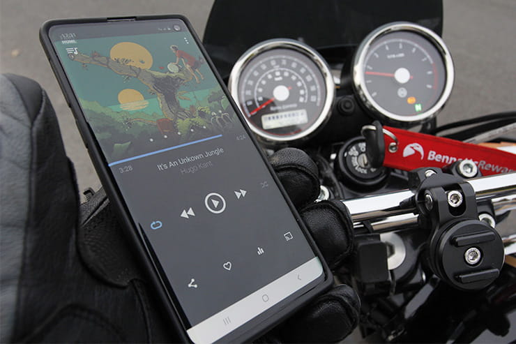 Mobile phone use motorcycle car law uk_02