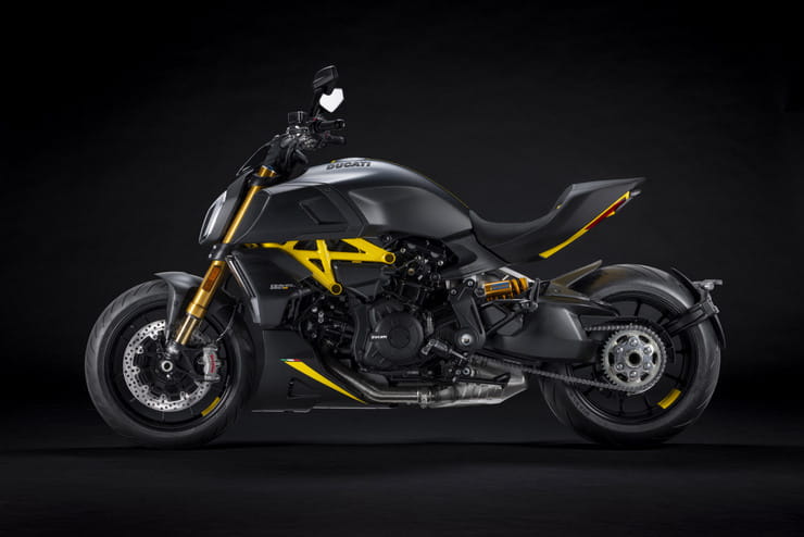 2022 Ducati Diavel Black Steel News_03