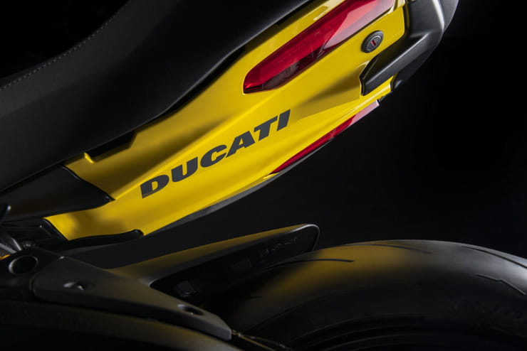 2022 Ducati Diavel Black Steel News_11