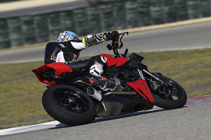 Ducati Streetfighter V2 2022 Review Details Price Spec_015