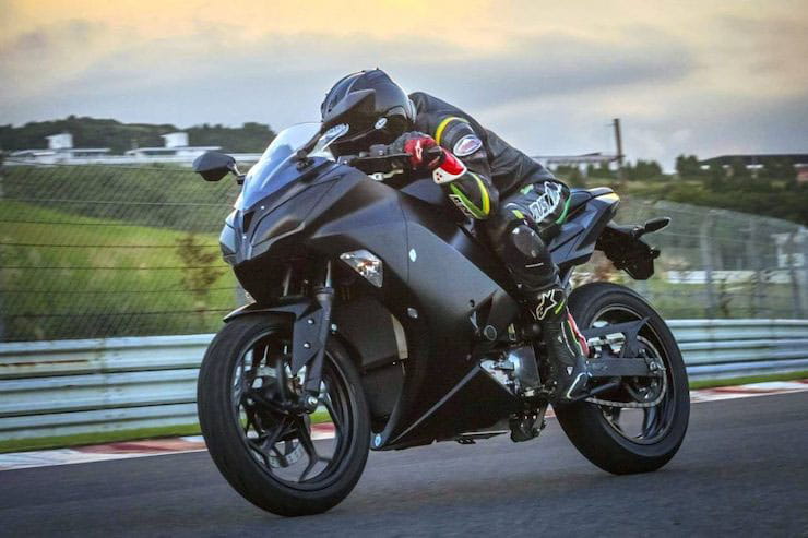 Kawasaki Hybrid motorcycle eases alternative power transition_04
