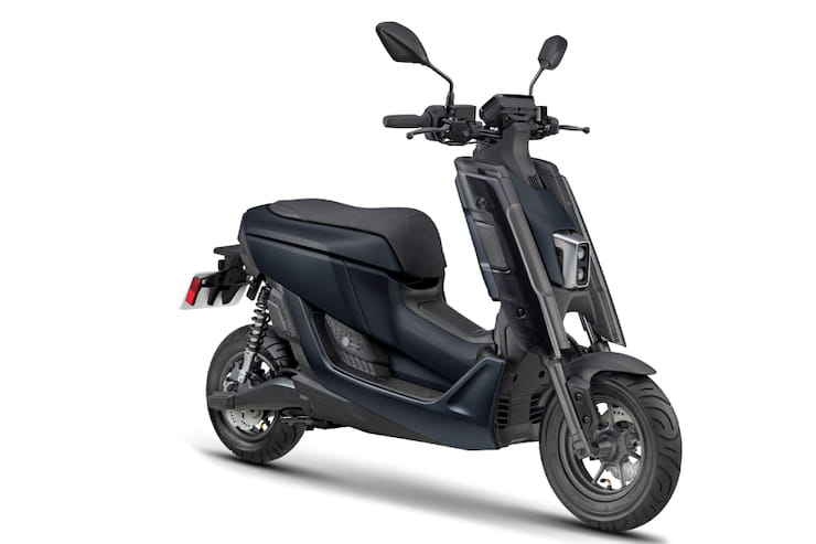 Yamaha EMF scooter plugs into Gogoro swappable battery solution_02