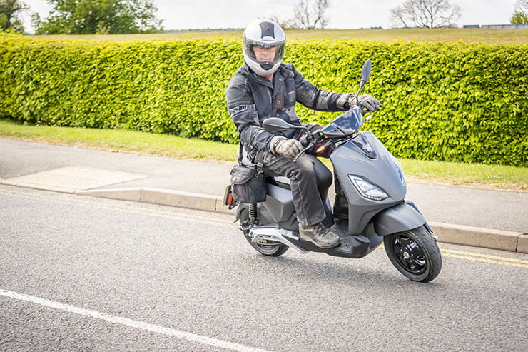 2022 Piaggio 1 Active Electric Scooter review price range_01