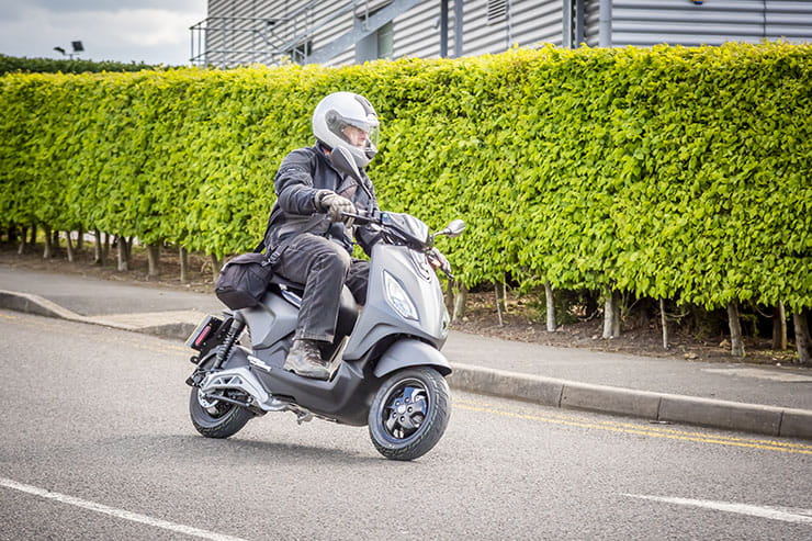 2022 Piaggio 1 Active Electric Scooter review price range_04