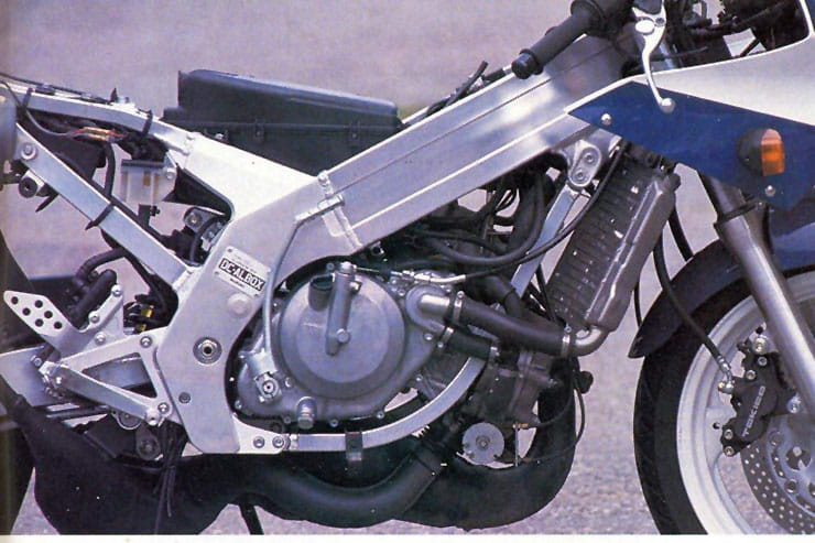 1988 Suzuki RGV250 Review Used Price Spec_05