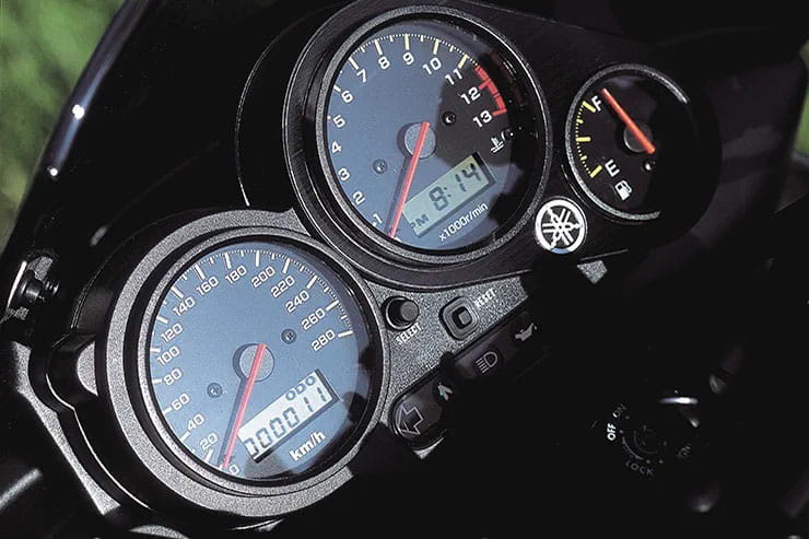 2001 Yamaha FZS1000 Fazer Review Details Used Price Spec_17