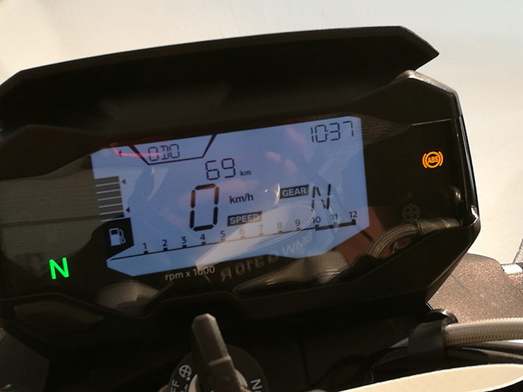 The fully digital dashboard equipped with a gear indicator