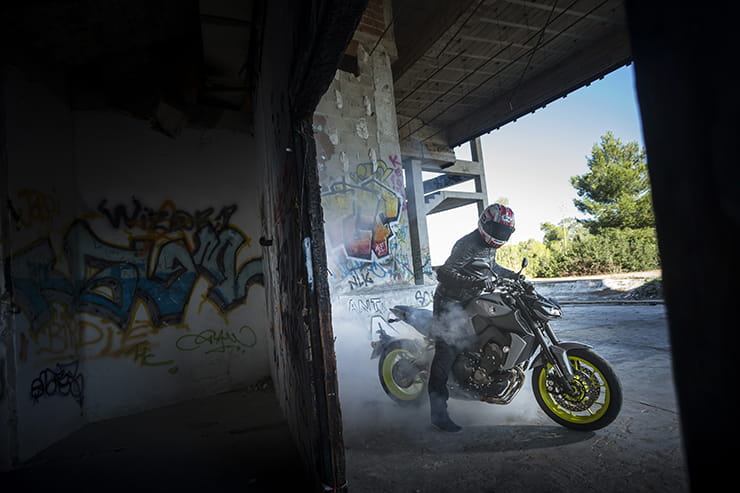 Yamaha MT-09 tries to discreetly let one go