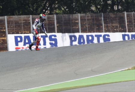 Lorenzo breaks his collarbone for a second time