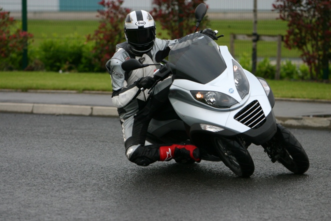 Three-wheeling with Piaggio, safer in the wet
