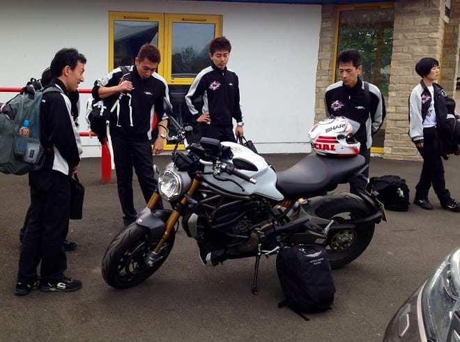 Mugen engineers get distracted by the Italian's charms at Mugen Shinden shakedown test.