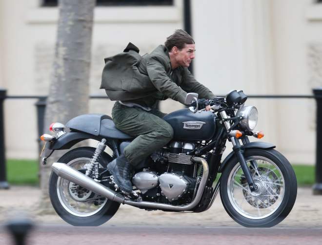 Tom Cruise  rides a Bonneville Thruxton in Edge of Tomorrow