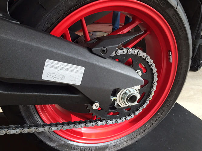 10-spoke wheels and Pirelli Diablo Rosso Corsa tryres