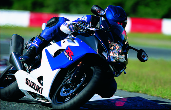GSX-R1000 K's engine was completely redeveloped increasing its capacity to 999cc