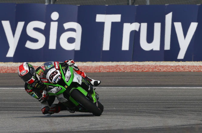Kawasaki's Jonathan Rea storms toward the 2015 World Superbike title
