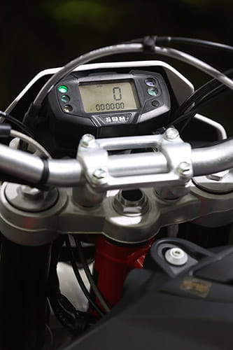 Digital instrument shows speed OR revs, not both at the same time!