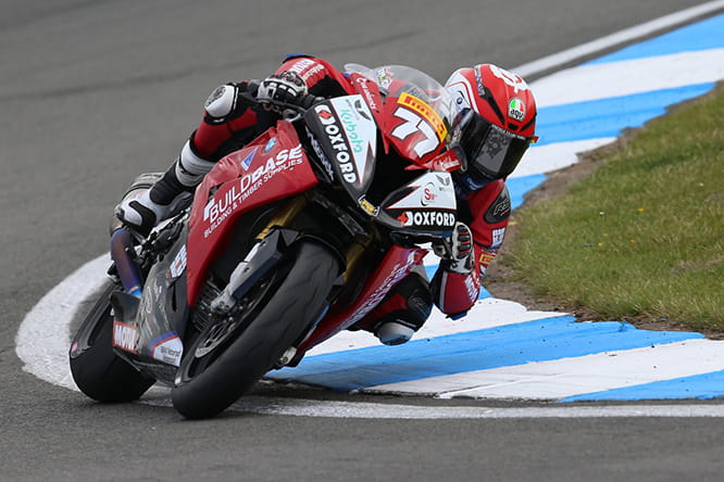 Taylor flying in National Superstock on the Buildbase BMW